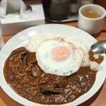 26号くるりんカレー - なすとひき肉のカレー ＋目玉焼き