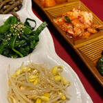 岡崎牧場焼肉店 - ナムルとキムチ