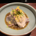 割烹 隆 - お昼のコース９６８０円。松川カレイ。河豚の白子、ポン酢と合わせてあります。身をあえて厚く造ってあり、カレイの旨味を楽しめます（╹◡╹）（╹◡╹）