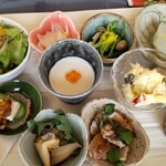 カフェ笑夢 - ランチセット。鮭西京焼き、野菜サラダ、ふろふき大根、空芯菜とナメコのお浸し、さつまいもと林檎のサラダ、鴨ロースト、かぶと柚子の浅漬け、いぶりがっことクリームチーズとズッキーニのカナッペ、ツブ