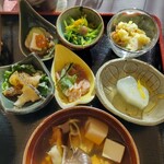 カフェ笑夢 - いぶりがっことクリームチーズのカナッペ風、空芯菜とナメコのおひたし、さつまいもとリンゴのポテサラ、ツブ貝、ふろふき大根柚子添え、鴨のロースㇳ、あら汁(お品書きないので違ったらすみません)