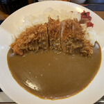 どれ味 - 「特大かつカレー」写真ではわかりにくいですが、大皿にドーンと盛られてかなりのボリューム！