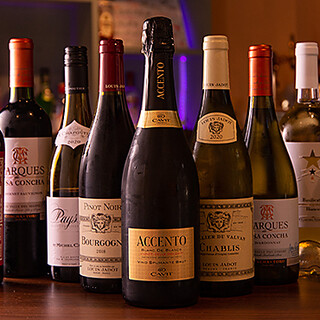 豊富なワイン、生ビールやカクテルなど充実。ハッピーアワー有