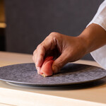 鮨 奏 - 職人が握っているシーン