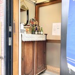 しんのすけ食堂 - まさに個人宅の玄関から入店（靴は脱がないので安心ですw）