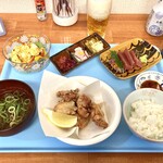 しんのすけ食堂 - 若鶏から揚げ＆焼魚定食850円ですがご飯小盛でお願いしたので50円引き（瓶ビール600円は別注）