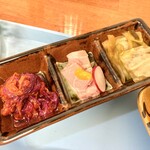 しんのすけ食堂 - 左から もって菊の酢漬け、豚の角煮、キャベツの昆布和え
