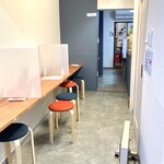 しんのすけ食堂 - シンプルながら清潔感のある店内