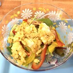 しんのすけ食堂 - 玉子サラダの下には彩り野菜たちがかくれんぼ