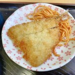 はとや食堂 - 朝食：ごはん、かす汁、おかず一品（あじフライと小ナポリタン）、いり卵、味つけ海苔