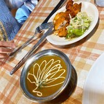 Ajian Kicchin Karau Ma - カレーとナン、野菜サラダとドリンク付きのCセット