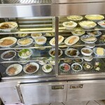 はとや食堂 - 冷蔵ケースに並ぶおかず