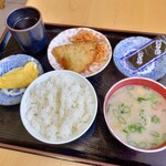 はとや食堂 - 朝食：ごはん、かす汁、おかず一品（あじフライと小ナポリタン）、いり卵、味つけ海苔