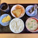 はとや食堂 - 朝食：ごはん、かす汁、おかず一品（あじフライと小ナポリタン）、いり卵、味つけ海苔