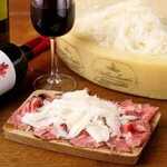 Ikebukuro Wain Kurabu - 牛肉のカルパッチョ 削りたてのふわふわチーズかけ