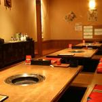 Yakiniku Kayanoie - 広々としたお席でごゆっくりと御食事をお楽しみください。