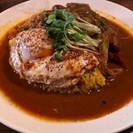 Yagi Kare - ベーコンと野菜のカレーに半熟卵のトッピングです♪スパイスの香りのバランス絶品です