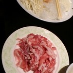 上海台所 味庵 - 火鍋のセットの肉・野菜類