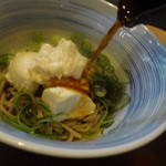 打心蕎庵 - 2013/5　ゆば蕎麦に汁をかけて