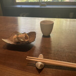 朔 - お手拭きとお茶とお箸