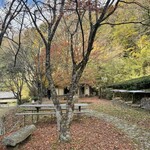 朔 - 駐車場から見た外観