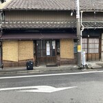 信濃屋 - 開店前、まだ誰もいない店前。ワシが行った土曜日は10時半過ぎについてトップ。11:10頃の入店となりました。