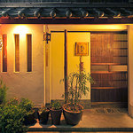 鳥舎あかさき - 長屋を改造した、趣のある店構え。