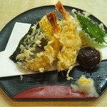 手打ちうどん 初海家 - 天ぷら盛合せ