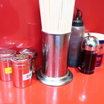 ラーメン二郎 - 卓上調味料