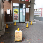 ラーメン二郎 - 店外のウェイティングスペース