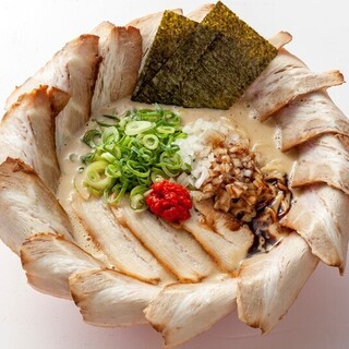 “Petal chashu noodles” that look like large flowers blooming in tonkotsu soup