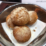 韓国酒場マニモゴ - チーズボール   528円