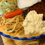 Cafe&meal YUM YUM - ○スパゲッティー
            カレーパウダーな味わいで美味しい。
            
            ○赤ウインナー
            焼かれてなくてそのまま載ってた