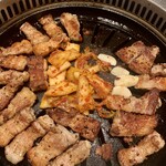 ユッケ 焼肉 生サムギョプサル 手打ち冷麺 ハヌリ - サムギョプサル