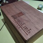 モノリス - 立派な箱に入っている