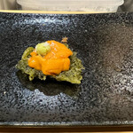 天ぷら とばり - 揚げたあおさの上に生雲丹