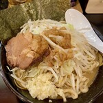 達磨 次郎 - 「達磨(大)」@930  ニンニクあり、アブラ普通、野菜普通、麺の硬さ普通、で注文