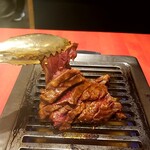 Yakiniku Kokokara - トングでお肉を持ち上げ６等分にカット