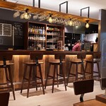 蔵VITTO - 店内カウンターはしっとりとした本格barの装い
            Barですが営業時間は9時~23時までの通し営業
            地ビール、地ワイン、地ウイスキー、地酒、地焼酎、地ジンと広島県産のあらゆるお酒が楽しめます