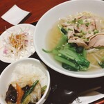 健康中華青蓮 - 蒸し鶏スープ麺と小丼（豚肉野菜炒め丼）全景