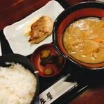 ニユートーキヨー 庄屋 - 豚汁と魚定食　赤魚の塩麹焼き　全景
