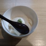 八朔 - 付き出しの塩で食べるお豆腐、豆の味が濃い