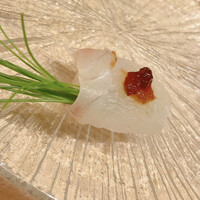 鮨よしかわ 麻布十番 - ヒラメ芽ネギ巻きポン酢ジュレ乗せ