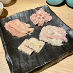 炭火焼肉 なかはら - 右下から時計回りでシマチョウ、ハツモト、ギアラ、ミノ