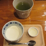 魚虎 - アンニンどうふ 400円(手作りレモンシロップと)、サービスの美味しいお茶