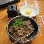 魚虎 - 牛すじ煮込 900円、この日は鹿児島の生姜付き