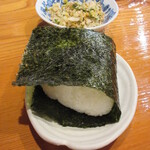 魚虎 - オムスビ 200円、白菜つけもの 400円