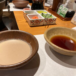 しゃぶしゃぶ・日本料理 木曽路 - 胡麻ダレとポン酢で。胡麻ダレのクリーミーさにビックリ‼️濃厚で今までで1番ウマっ‼️