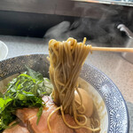 Hakaiteki Inobeshon - 低加水ストレート中細麺は硬めの茹で加減
                        このラーメンのドロドロスープ、もといソースをしっかりと引き上げてくれます。