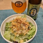 アクアベル - サラダたっぷり、フライドオニオンやガーリックも添えて。